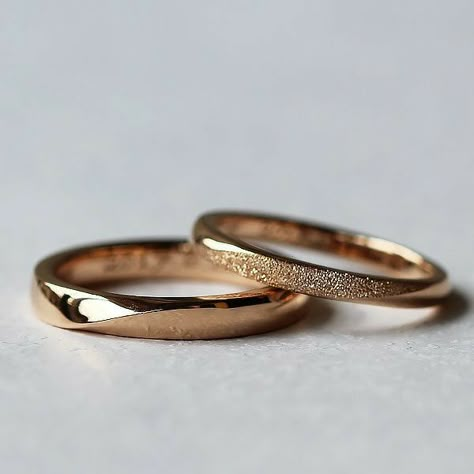 Design Of Gold Rings, Weddings Rings Couple, Best Couple Rings, Wedding Rings Ideas Couple, Simple Wedding Rings Sets His And Hers, Wedding Ring Sets His And Hers, Ring Aesthetic Grunge, Wedding Rings Engagement Couple, Simple Wedding Rings Gold