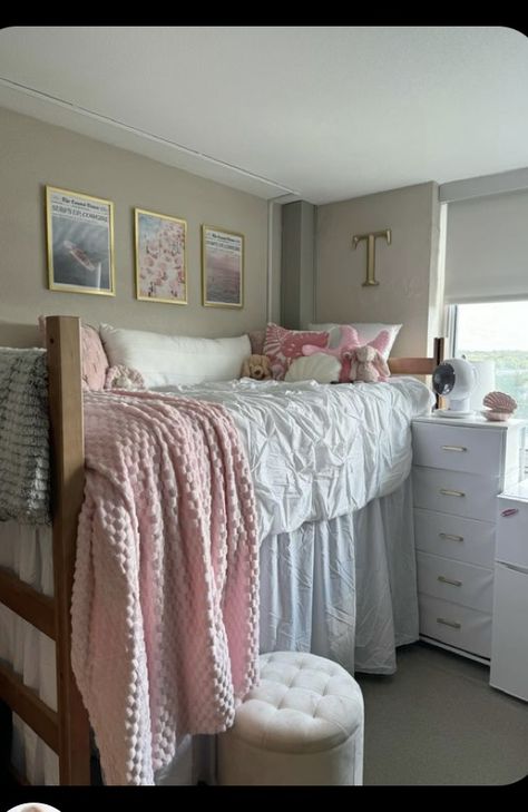 College Dorm Pink Aesthetic, Pink Coastal Dorm Room, Pink Cowgirl Room Ideas, Loft Bed Ideas Dorm, Pink And Gold Dorm Room Ideas, Dorm Room Ideas Coquette, Pink Girly Bedroom Aesthetic, Dorm Room Coastal, Coastal Grandma Dorm