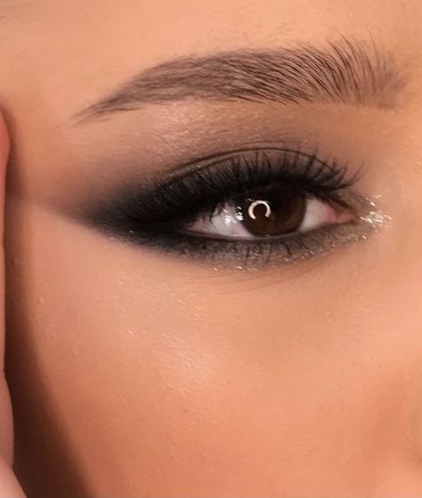 Sultry Black Eye Makeup, Dark Glam Eye Makeup, Smokey Eye Formal Makeup, Light Black Smokey Eye, Black Prom Looks Makeup, Eye Makeup Smokey Natural, Black Glam Eyeshadow Looks, Smokey Black Makeup, Maneater Palette Looks