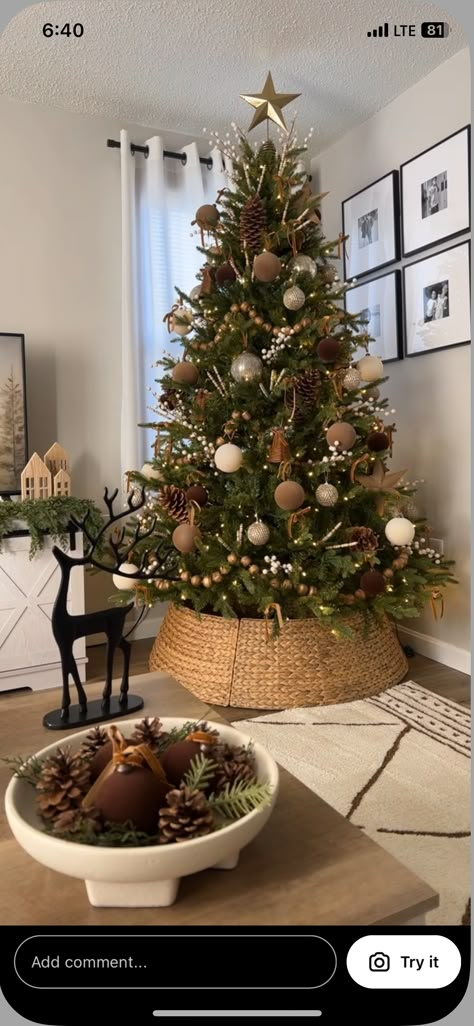 Neutral Woodland Christmas Tree, Christmas Tree Ideas Maximalist, Gold And Brown Christmas Tree Decor, Brown And Beige Christmas Tree, Green White Gold Christmas Tree, Neutral Tone Christmas Tree, Neutral Ornaments Christmas Tree, Woodsy Christmas Tree Ideas, Rustic Tree Decor