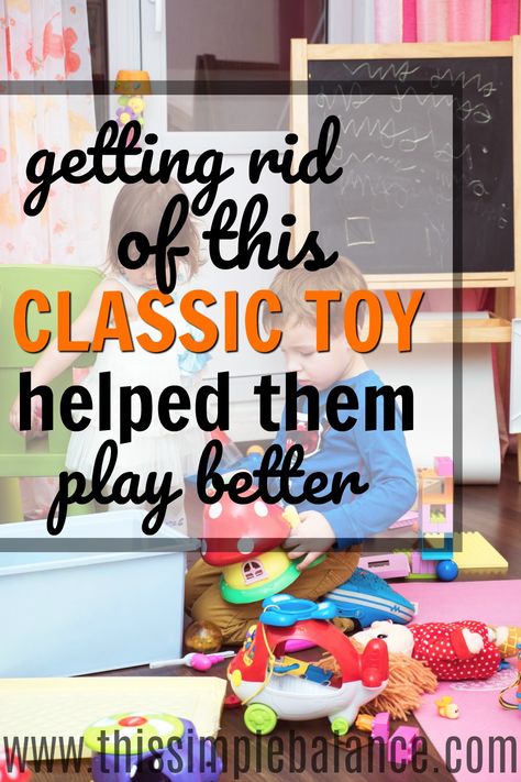 We all want our kids to play pretend! That's why decluttering toys can be scary -what if they don't play anymore?! This story proves that getting rid of even the most classic toy can be SO SURPRISINGLY GOOD - simplicity parenting wins again. Toy Minimalism, Kids Behavior Management, Simplicity Parenting, Minimalist Family, Parenting Win, Play Pretend, Mom Life Hacks, Decluttering Ideas, Decluttering Tips