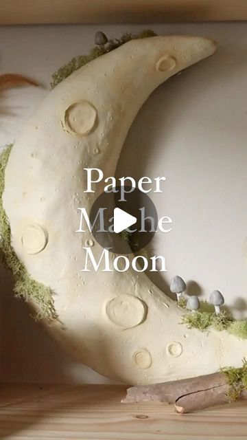 Halloween Moon Decorations, Paper Mache Space, Moon Sculpture Clay, Moon Ornament Diy, Paper Bedroom Craft, Sun And Moon Sculpture, Paper Mache Home Decor Diy, Paper Mache Stars, Diy Paper Mache Projects Ideas