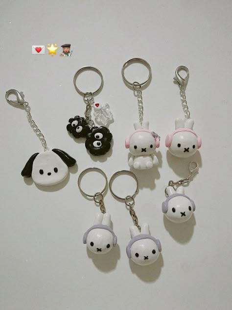 Sanrio Clay, Tote Bag Ideas, Keychain Charms, Polymer Clay Gifts, Clay Keychain, Tanah Liat, Clay Diy Projects, Clay Crafts Air Dry, Unique Embroidery