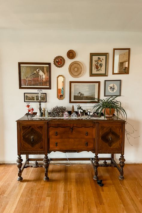 Antique buffet with random wall decor hanging above it. Clean Hacks, Antique Buffet, Decor Ideas Bedroom, Interior Vintage, Home Decor Ideas Living Room, Casa Vintage, Home Decor Living Room, Home Decorating Ideas, Apartment Inspiration