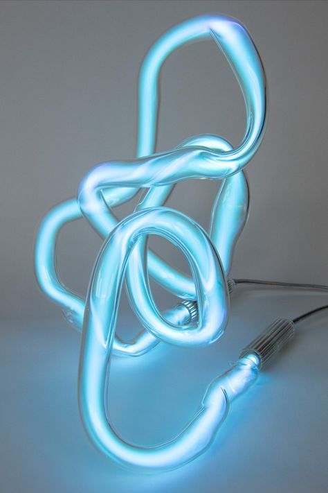 Made of borosilicate glass tubing, these unique light sculptures by Jochen Holz push the boundaries of what can be achieved with conventional neon in terms of size and open up new aesthetic qualities. Its undulating tube subtly manipulates the light, softening and intensifying it in turns. There are no coatings or filaments, just the light radiating from the helium within the tube. When switched off, only the clear glass form remains. Hay Light Tube, Tube Light Design, Neon Objects, Light Sculpture Art, Tube Installation, Neon Tube Lights, Light Sculptures, Tube Art, Neon Sculpture