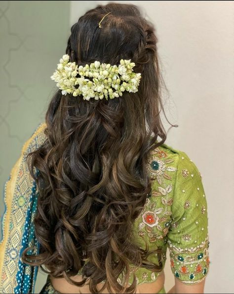 South Indian Wedding Guest Hairstyles, Traditional Long Hairstyles, Open Gajra Hairstyle, Open Hair Saree Look, Jasmine Flowers In Hair Indian Aesthetic, Hairstyle With Gajra On Saree, Hair Styles With Flowers Indian, Saree Inspo For Wedding Guest, Hair Styles With Gajra