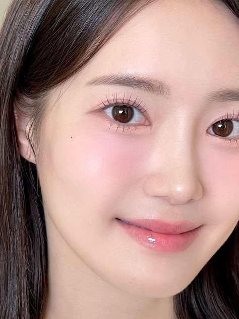 Korean pink makeup look: glowing pink Cool Tone Makeup, Pink Makeup Looks, Japan Makeup, Tone Makeup, Korean Makeup Look, Peach Makeup, Light Makeup Looks, Soft Makeup Looks, Makeup Tip