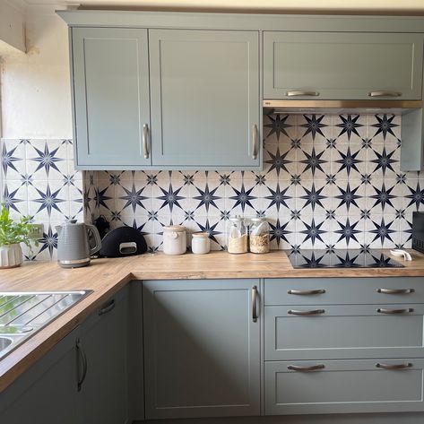 Star Tiles Kitchen Splashback, Blue And White Kitchen Tiles, Tiled Kitchen Wall, Patterned Tile Kitchen, Tiled Splashback Kitchen, Cement Tiles Kitchen, Traditional Kitchen Tiles, Kitchen Tiles Wall, Patterned Kitchen Tiles