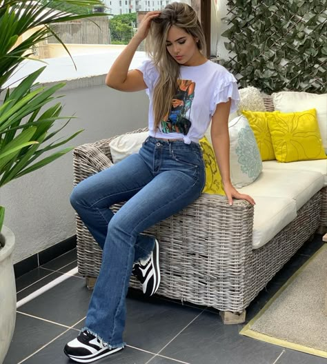 La imagen puede contener: 1 persona, sentado Flare Outfits, Trendy Outfits Jeans, Flare Outfit, Casual Oufits, Flare Jeans Outfit, Outfits Con Jeans, Looks Jeans, Dressy Casual Outfits, Outfit Primavera