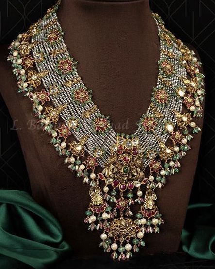 Elegant Bridal Jewelry Antique Jadau Jewellery, Moti Necklace Design In Gold, Vasundhara Jewellery, Jwellery Design Indian Jewelry Necklace, Pearls Jewelry Indian, Rajwadi Jewellery, Elegant Bridal Jewelry, Antique Necklace Gold, Jadau Necklace