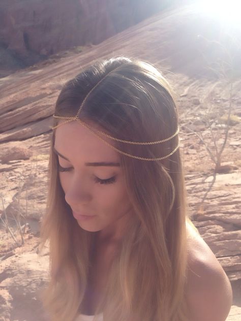 Gold Head Chain, Gold Chain Headpiece, Belly Dancer Hairstyle, Arabian Headpiece Jewelry, Head Accessories Aesthetic, Piercing Photoshoot, Gold Head Jewelry, Arabian Accessories, Head Chain Wedding