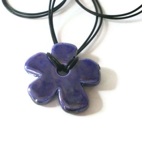 Blue Flower Necklace, Necklace Ceramic, Clay Diy Projects, Tanah Liat, Keramik Design, Pottery Crafts, Ceramics Projects, Dope Jewelry, Clay Art Projects