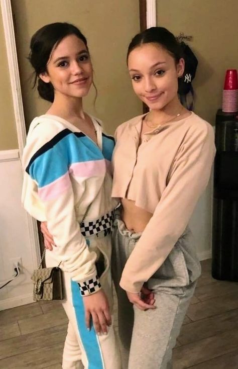 Tv Siblings, Kayla Maisonet, Disney Channel Shows, Best Friend Outfits, Stuck In The Middle, Actrices Hollywood, Friend Outfits, Jenna Ortega