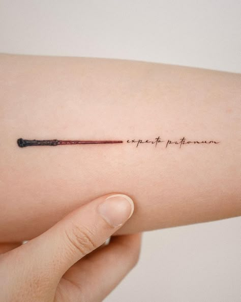 Tort Harry Potter, Harry Tattoos, Wand Tattoo, Hp Tattoo, Bookish Tattoos, Potter Tattoo, Kunst Tattoos, Buku Harry Potter, Harry Potter Tattoos