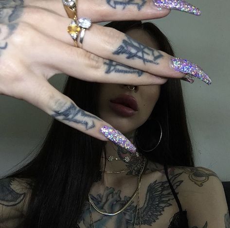 Hommes Grunge, Look Kylie Jenner, Thug Girl, Gangster Girl, Aesthetic Tattoo, Foto Poses, Girls Nails, Aesthetic Grunge, Grunge Aesthetic