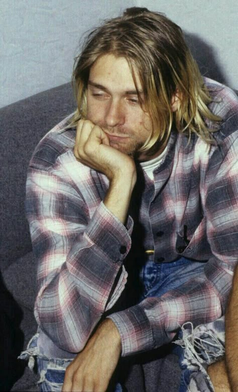 Kurt Cobain flannel plaid shirt Nirvana Songs, Kurt Cobain Photos, Donald Cobain, Kurt Nirvana, Kurt Cobain Nirvana, Nirvana Kurt Cobain, Nirvana Kurt, Dave Grohl, Foo Fighters