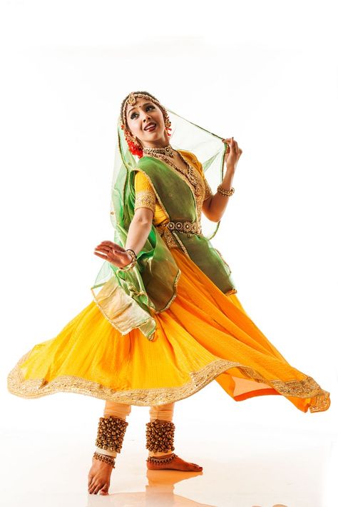 Kathak Katak Dance, Dance Costumes Green, Kathak Poses, Dance Kathak, Kathak Costume, Indian Dance Costumes, Indian Classical Dancer, Dance Forms, Kathak Dance