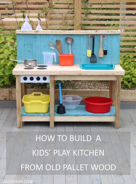 Outdoor Play Kitchen, Mud Kitchen For Kids, Pallet Kids, Play Outdoor, Pallet Kitchen, Kids Mud, Toddler Outdoor, Diy Mud Kitchen, Play Kitchens