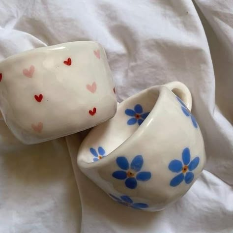 Clay Teacup Ideas, Cute Cermanics, Cup Designs Ceramics, Cute Pottery Ideas Aesthetic, Mug Inspiration Design, Acrylic Paint Crafts Diy, Coffee Cup Design Ceramic Handmade, Handmade Ceramics Aesthetic, Paint Pottery Aesthetic