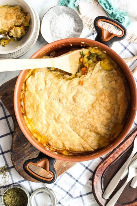 Dutch Oven Dinners One Pot Meals, One Pot Dutch Oven Meals, Enameled Cast Iron Dutch Oven Recipes, Healthy Dinners Family, Dutch Oven Chicken Pot Pie, Oven Chicken Pot Pie, Dutch Oven Meals, Dutch Oven Recipes Cast Iron, Chicken And Pastry