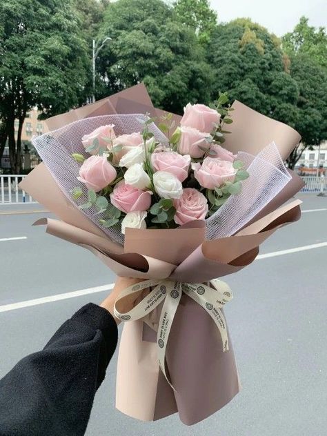 Birthday Bucket Flower, Aesthetic Birthday Flowers, Pretty Bouquet Of Flowers Aesthetic, Bouquet Of Flowers Minimalist, Bucket Flowers Aesthetic, Flower Bucket Aesthetic, Flower Bucket Bouquets, 25 Roses Bouquet, Buketi Flowers