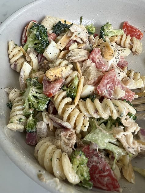 One of my favorite things to do when cooking is to put a twist on classic recipes that I love, and I love the addition of pasta to a Cobb Salad! It gives it that boost I need to really make sure I'm getting all my veggies and staying full! Broccoli Pasta Salad, Broccoli Pasta Salads, Greek Yogurt Dressing, Juicy Grilled Chicken, Katie Austin, Healthy Lunch Snacks, Yogurt Dressing, Broccoli Pasta, Classic Recipes