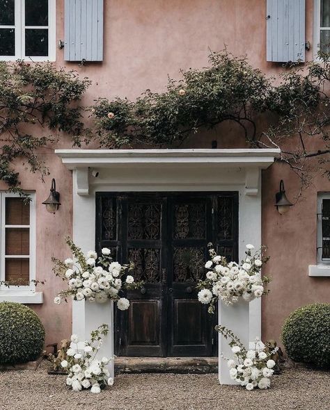 Wedding Alter Flowers, Outside Wedding Ceremonies, Altar Flowers Wedding, Ceremony Arrangements, Alter Flowers, Ceremony Styling, Wedding Pillars, The Fig Tree, Ceremony Arrangement