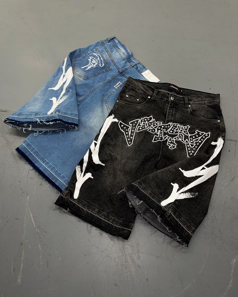 “GRAFFITI BLITZ” LONG STRAIGHT DENIM SHORTS V2💎 CAPSULE 2 - LIFE IS A MARATHON, NOT A RACE. PART 2 JULY 26TH 2024🗓️ 12PM EST ONLY SMS MEMBERS WILL HAVE EXCLUSIVE ACCESS TO THIS ITEM + EXCLUSIVE DISCOUNTS ON DROP DAY Short Hombre, Tshirt Printing Business, Shirt Photography, T-shirt Photography, Visionary Fashion, Creative T Shirt Design, Street Fashion Men Streetwear, Diy Sewing Clothes, Long Shorts