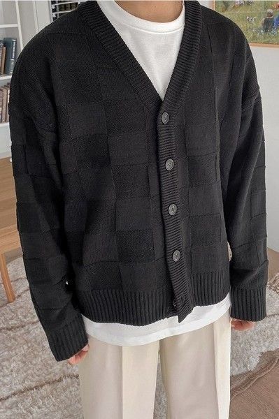 Men Fashion Cardigan, Cardigan Korean Style Men, Men Outfits With Cardigans, Cardigan Men Aesthetic, Cardigan Style Men, Cardigan Fits Men, Men Cardigan Outfit Aesthetic, Teaching Mens Fashion Jose Zuniga, Male Cardigan Outfit