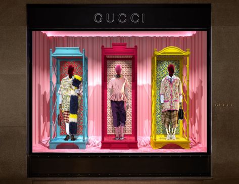 All of the Mannequins are in similar booths space equally apart and same height. Visual Merchandising Ideas Creative, Fashion Window Display, Event Entrance, Retail Store Interior Design, Fashion Displays, Visual Merchandising Displays, Store Window Displays, Window Display Design, Fotografi Digital