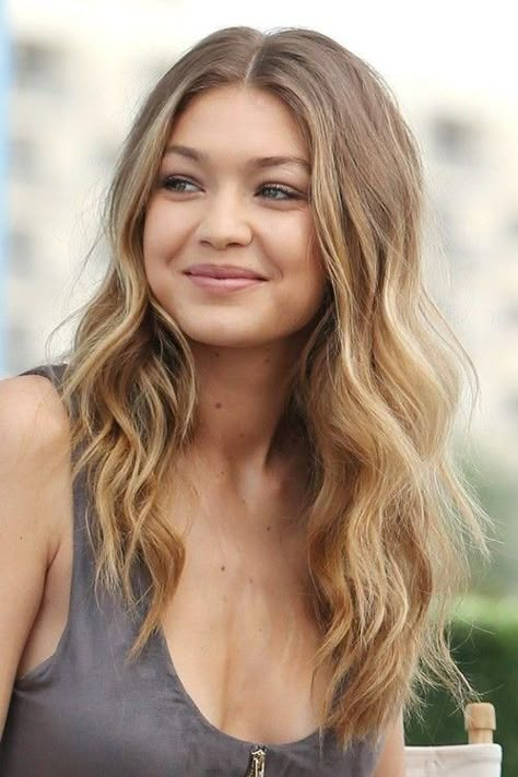 Dirty Blonde Hair Color | ​​​​​​​This low-maintenance color is as effortless as it is timeless. We love how Gigi’s loose waves play up the natural tones of her color. #blonde #hair #color #ideas #trends #southernliving Jahodová Blond, Tmavý Blond, Gigi Hadid Hair, Ice Hair, Makeup Contouring, Blonde Hair Colors, Honey Blonde Hair Color, Dark Blonde Hair Color, Beautiful Blonde Hair