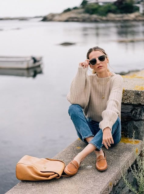 6 Fall Shoes to Wear That Aren’t Boots #theeverygirl Loafers Outfit, Look Jean, Beige Jeans, Spring Look, Mode Casual, Fashion Business, Fashion Weeks, Fall Shoes, Sweaters And Jeans