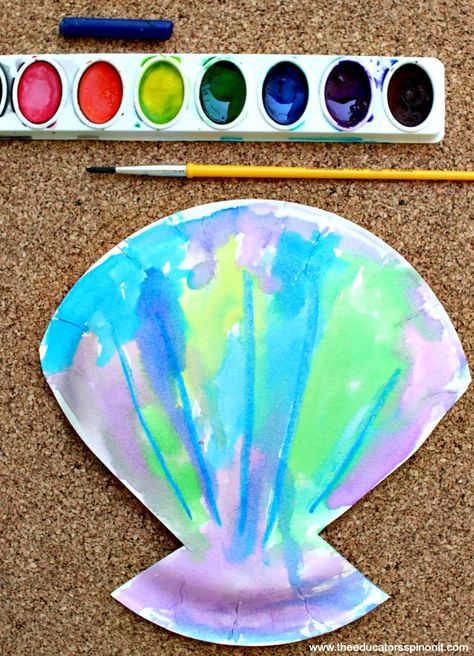 Watercolor Seashell Art Project for Preschoolers. Host an Ocean Themed Playdate with toddlers or preschoolers. 4 easy activities that encourage children to learn and play oceans! Beach Themed Art, Ocean Theme Preschool, Beach Themed Crafts, Art Plage, Ocean Activities, Summer Preschool, Sea Crafts, Ocean Crafts, Daycare Crafts