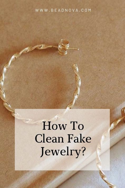 How To Clean Jewelry At Home, Clean Fake Jewelry, Diy Jewelry Cleaner, Homemade Jewelry Cleaner, Jewelry Cleaner Diy, Costume Jewelry Makers, How To Clean Gold, Gold Costume Jewelry, Jewelry Hacks