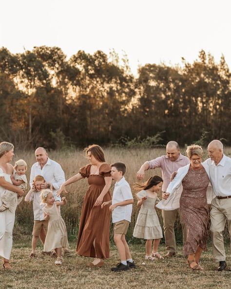 Extended Family Sessions. 🍂🤎🤍 The value of these sessions is honestly hard to put into words. (And even harder to share in an album because how do you narrow down a gallery like this?! 🥰) Images with your own parents, images that your children have to treasure with their grandparents…🥹 I know we don’t all have this privilege and if you have lost a parent, you know the value and the gratitude of every single photo you have of them…and that you would do a session just like this one in a hear... Family Of 12 Photo Ideas, Extended Family Session Outfits, Family Picture Inspiration, Extended Family Photo Poses, Extended Family Photoshoot Outfits, Family Pictures With Grandparents, Creative Family Photos, Grandparents Photoshoot Grandkids, Family Photos Neutral Colors