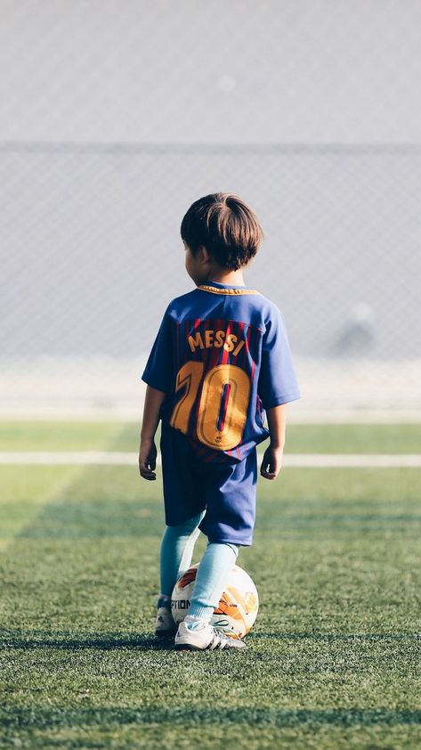 Kids Playing Football, Toddler Soccer, Soccer Poses, Baby Boy Football, Football Tricks, Player Football, Soccer Photography, Messi Soccer, Football Photography