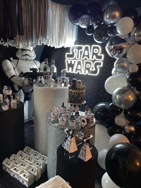 Galaxy Theme Birthday, Star Wars Balloons, Star Wars Theme Birthday, Star Wars Party Decorations, Star Wars Themed Party, Star Wars Themed Birthday Party, Decoracion Star Wars, Star Wars Baby Shower, Star Wars Theme Party