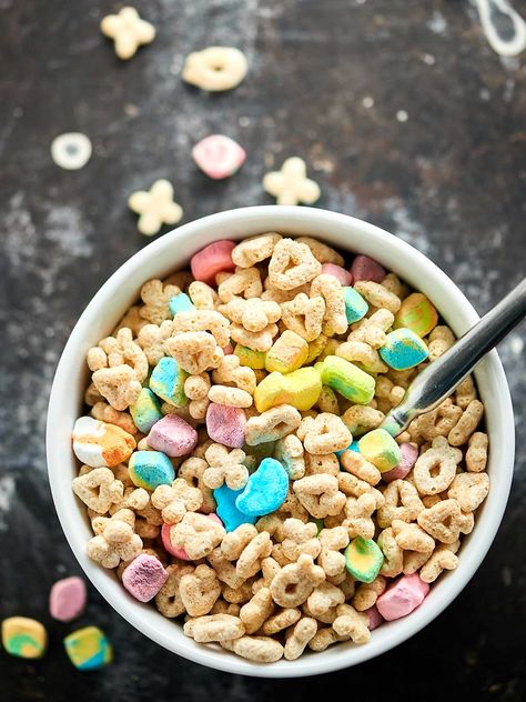 Lucky Charms Marshmallow Treats Recipe - 4 Ingredients! Sadie Kincaid, Famous Trio, Drinks Wallpaper, Flatlay Photography Ideas, Marshmallow Treats Recipe, Cereal Party, Macaroon Cookie, Friday Photography, Cookie Donut