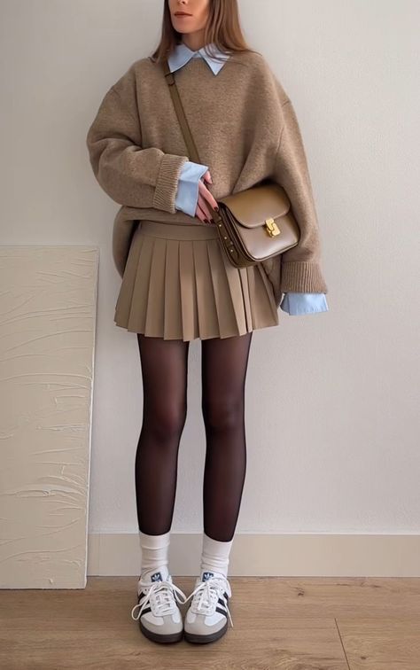 Pleated Skirt Outfit, Professional Outfit, Stockings Outfit, Business Wardrobe, Skirt Outfits Fall, Winter Skirt Outfit, Corporate Style, Look Short, Fresh Outfits