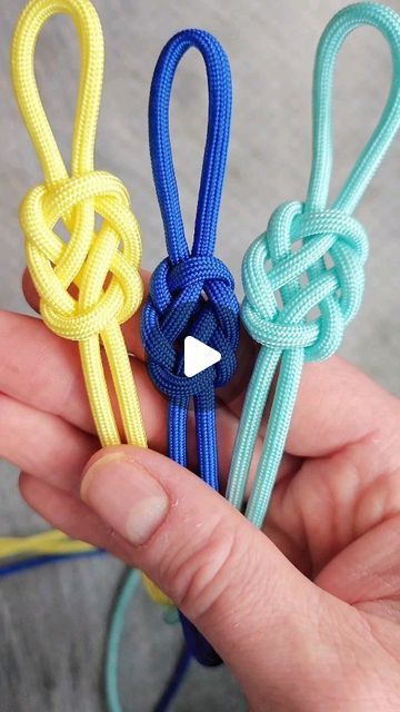 Cool Knots How To Tie, Paracord Decorative Knots, Paracord Lanyard Tutorial, Paracord Ideas Diy, Decorative Knots Tutorial, Macrame With Paracord, Paracord Weaves Tutorials, Paracord Lanyard Diy, Paracord Lanyard Diy Tutorials