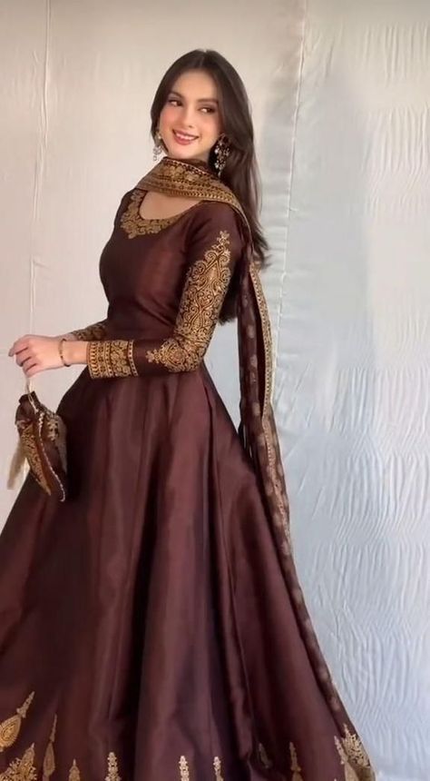 Brown Gown Dress Indian, Shadi Wear Dresses, Desi Maxi Dress, Pakistani Anarkali Suits Weddings, Frock Designs For Women Wedding, Farewell Dress Ideas Indian, Fancy Frocks Designs For Women, Frock Suit Designs For Women, Anarkali Suit Pattern