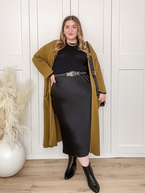 Edgy Corporate Fashion Plus Size, Plus Size Photographer Outfit, Plus Size Work Conference Outfit, Business Casual Skirt Outfits Plus Size, Plus Size Edgy Office Outfit, Corporate Plus Size Fashion, Plus Size Office Fashion, Plus Size Formal Wear Work, Quiet Luxury Plus Size