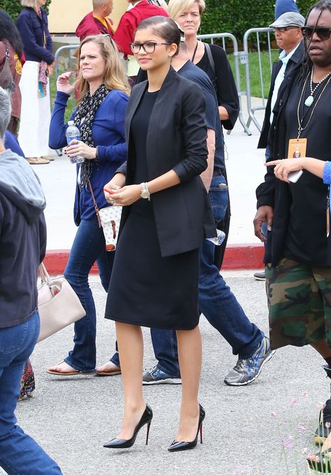 Outfit Graduacion, Black Semi Formal, Estilo Zendaya, Stylish Business Outfits, Professional Work Outfit, Zendaya Style, Elegant Outfit Classy, Corporate Attire, Professional Outfits Women