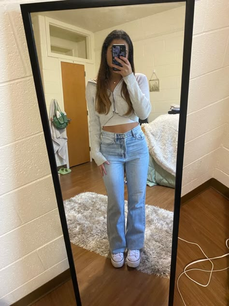 girl posing in a mirror with bootcut light wash jeans and a crop zip up and converse Converse School Outfit, White Converse Outfit Fall, High Top White Converse Outfit, White Converse Outfit Winter, Outfits With Platform Converse, White Platform Converse Outfit, Converse Outfit Winter, Simple Jeans Outfit, Converse Outfit Fall