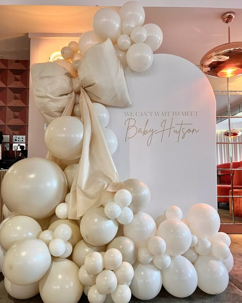 ☁️ b a b y h u t s o n ☁️  #BabyShower #NeturalBabyShower #BowAndBalloons #WhiteBabyShower Black And White Baby Shower Ideas, Gender Reveal Themes, White Baby Showers, Grad Party Decorations, Birthday Balloon Decorations, Birthday Surprise Party, Balloon Design, Birthday Surprise, Birthday Fun