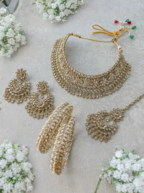 Tamil Jewellery Design, Indian Jewelry Sets Simple, Golden Bridal Jewellery, Jewelry For Lehenga, Elegant Wedding Choker For Diwali, Gold Jewelry Sets For Diwali Wedding, Heavy Choker For Wedding And Diwali, Bollywood Gold Jewelry Sets For Party, Gold Choker For Diwali Reception