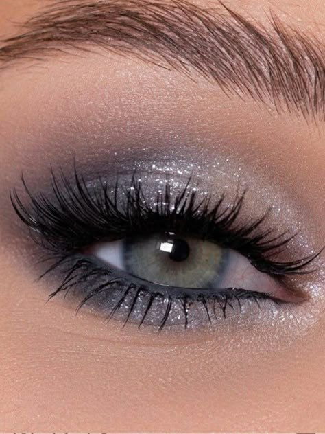 Light Smokey Eye Makeup Blue Eyes, Blue Eyes With Pink Eyeshadow, Robert Welsh Eyeshadow, Homecoming Eyeshadow Looks, Feyre Starfall Makeup, Prom Makeup For Blue Eyes Blue Dress, Grey Makeup Looks, Machiaj Smokey Eyes, Teknik Makeup