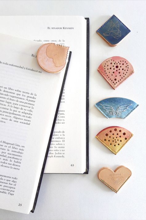 Bookmarks Ideas, Leather Agenda, Leather Bookmarks, Leather Scrap, Diy Leather Projects, Corner Bookmarks, Leather Diy Crafts, Leather Scraps, Leather Bookmark