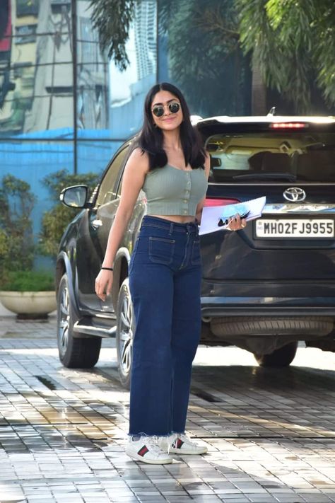 Jeans Tops Indian Style For Women, Casual College Outfits Summer, Mrunal Thakur, Celebrity Casual Outfits, Desi Fashion Casual, Casual Indian Fashion, Stylish Fall Outfits, Casual College Outfits, Casual Day Outfits