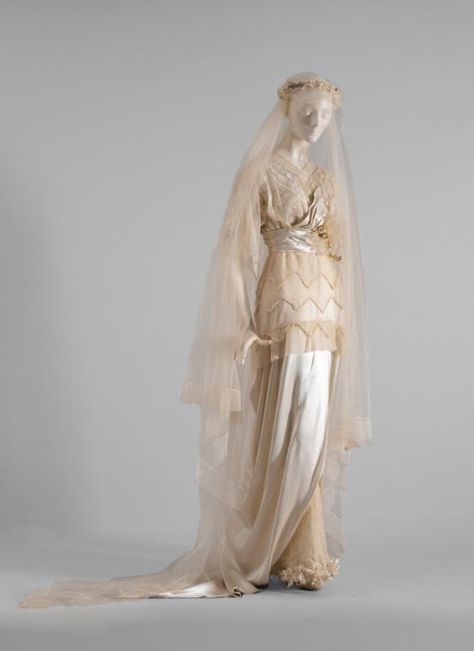 Wedding dress, 1913-14 From the National Gallery of Victoria Antique Wedding Dress, Look Gatsby, 1910s Fashion, 20th Century Fashion, Edwardian Dress, Silk Tulle, Antique Wedding, Wedding Gowns Vintage, Retro Mode